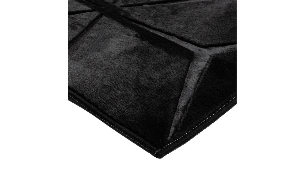 Dywan geometryczny czarny TULSA 160x220 cm wykonany z przędzy poliestrowej do wnętrza w stylu glamour, zbliżenie.