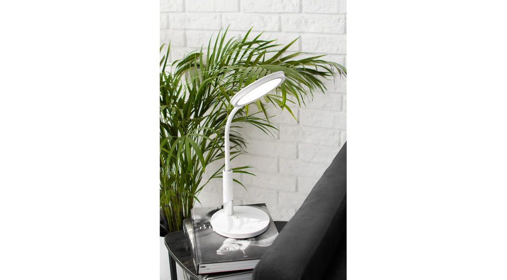 Lampę biurkową PANAMA możesz wykorzystać w domowym gabinecie lub pokoju młodzieżowym. Jej elastyczne ramię i płynna regulacja głowicy z wbudowanym światłem LED pozwalają na idealne dopasowanie do warunków pracy przy biurku.