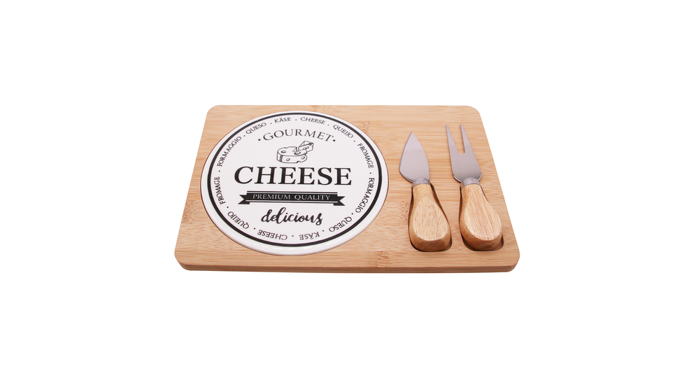 Drewniana deska do serów z nożem i widelcem do sera.