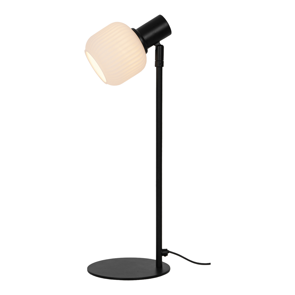 Lampa stołowa STEM to niezawodne oświetlenie dla kameralnych pomieszczeń. Posiada regulowany klosz w białym kolorze i oprawę dla żarówki typu E14.