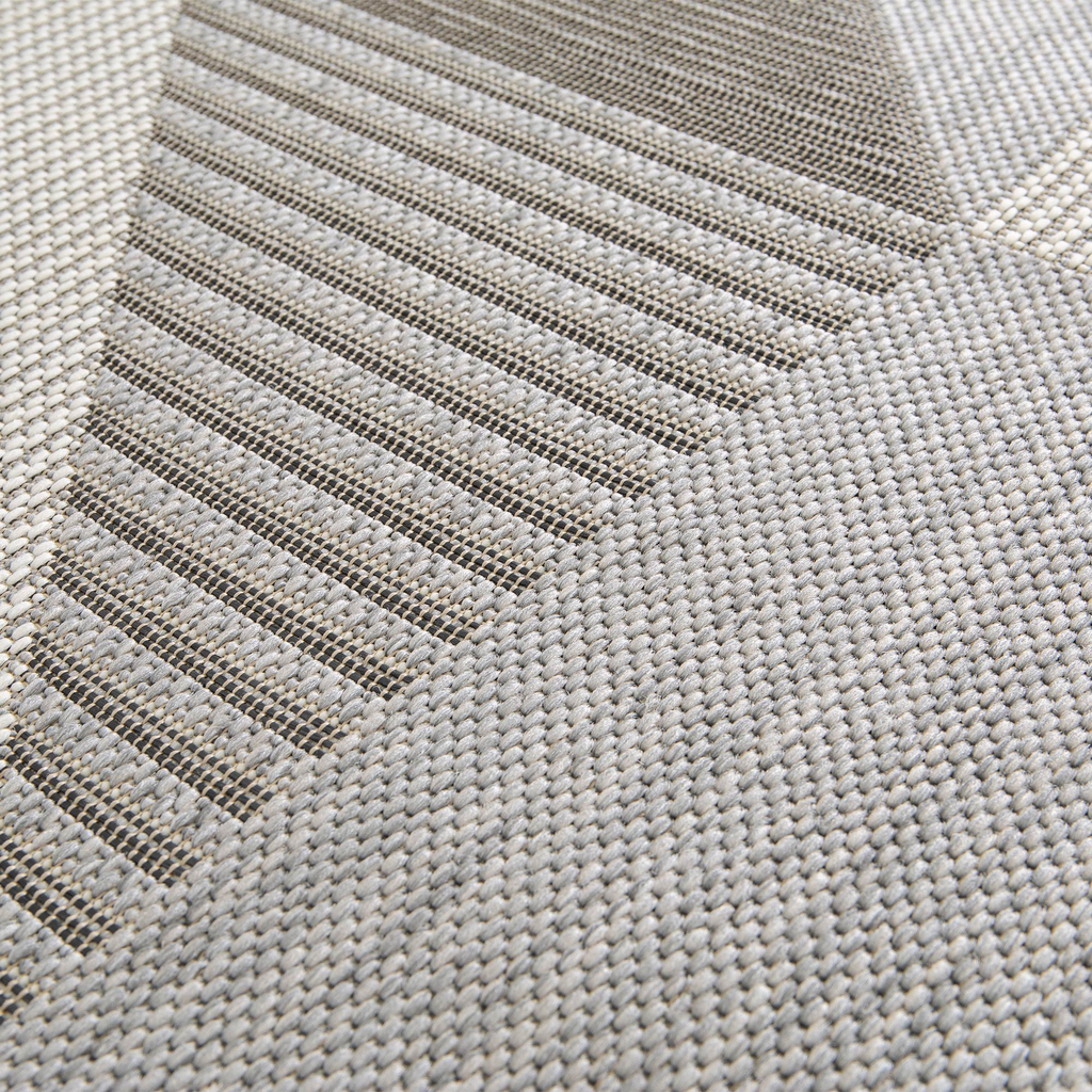 Dywan geometryczny TOSCA 120x170 cm utrzymany w odcieniach szarości, do minimalistycznego wnętrza, zbliżenie.