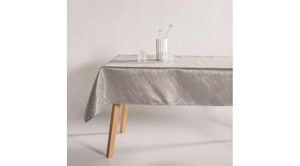 Szaro-srebrny obrus na stole