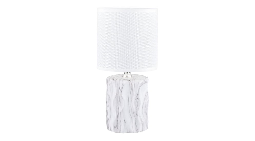 Ceramiczna lampa stołowa wykończona w bieli i zwieńczona abażurem.