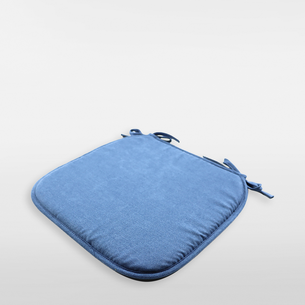 Niebieska poduszka na krzesło ze sznureczkami