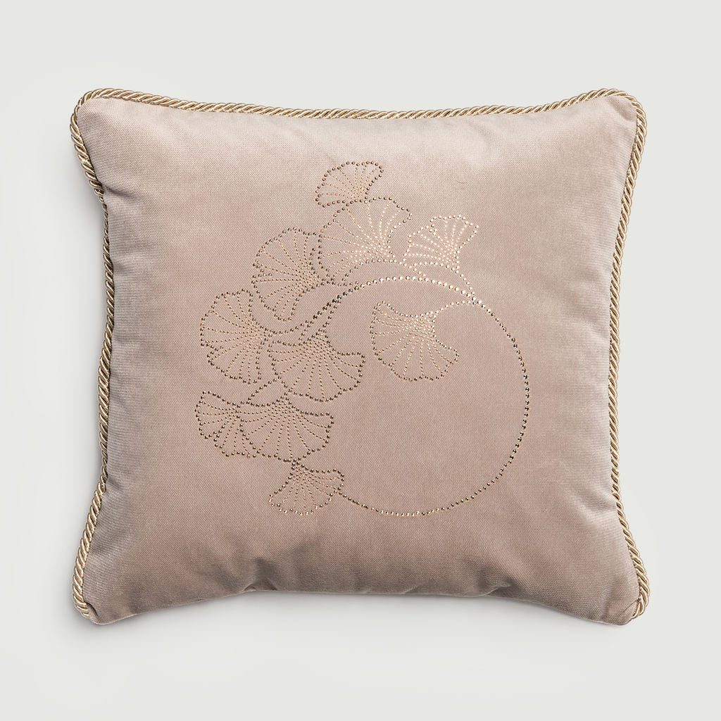 Różowo-złota poduszka z kwiatowym wzorem miłorzębu