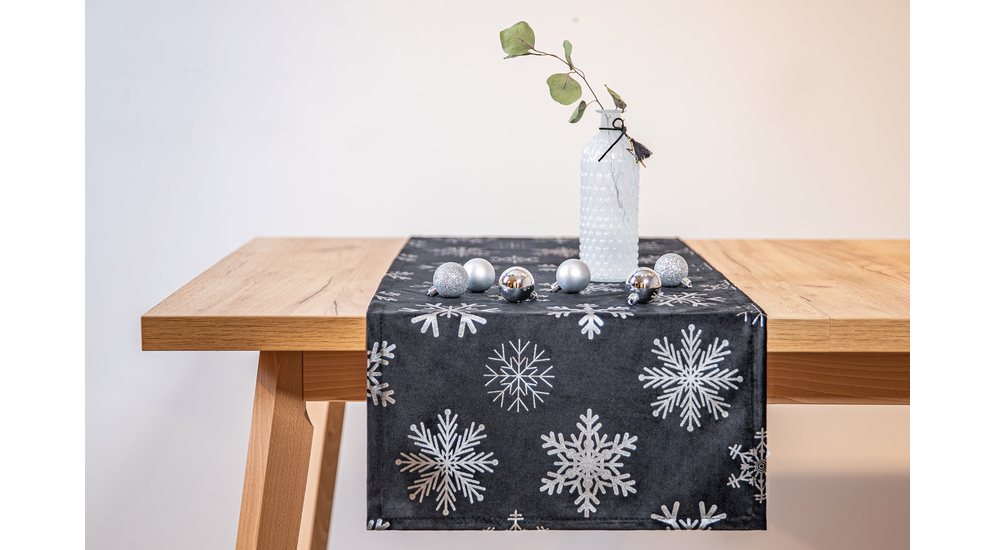 Czarny bieżnik świąteczny stole w śnieżynki