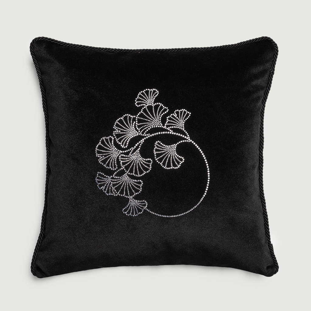 Czarna poduszka z błyszczącym kwiatowym wzorem