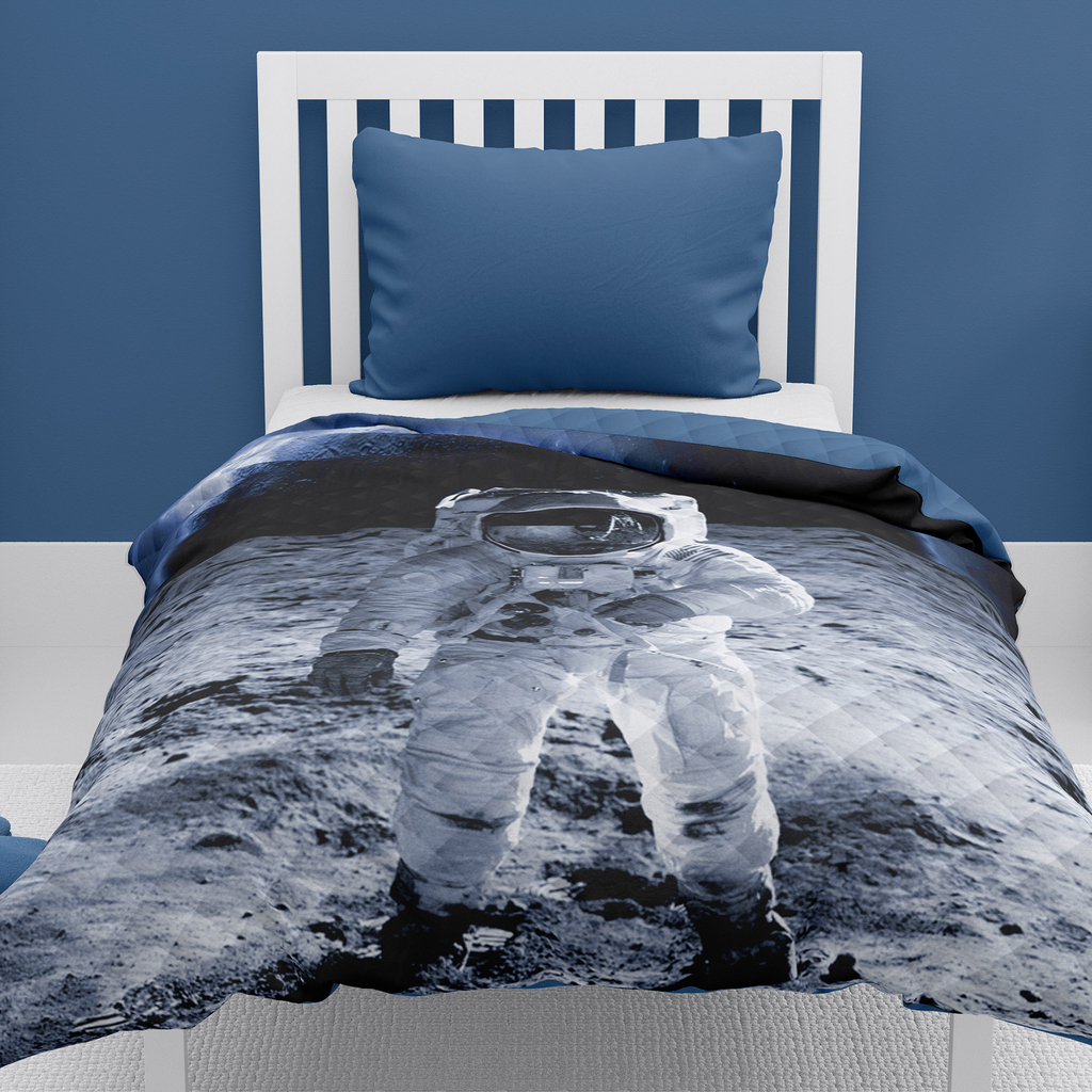 Narzuta na łóżko z astronautą w kombinezonie