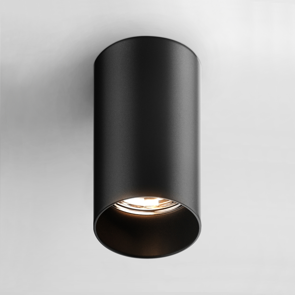 Czarny reflektor TUBA to oświetlenie o kształcie walca, mocowane do sufitu. Prosty, minimalistyczny design doskonale pasuje do nowoczesnego wnętrza.