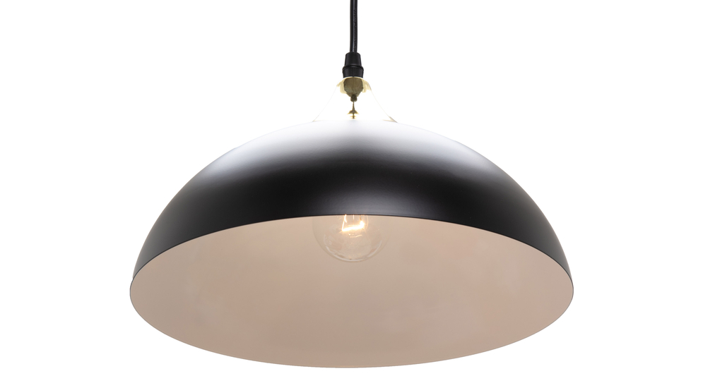 Czarna, matowa kolorystyka lampy SARDA podkreśla loftowy styl wnętrza, a złote, połyskujące akcentowanie przy szczycie klosza delikatnie ociepla całość.