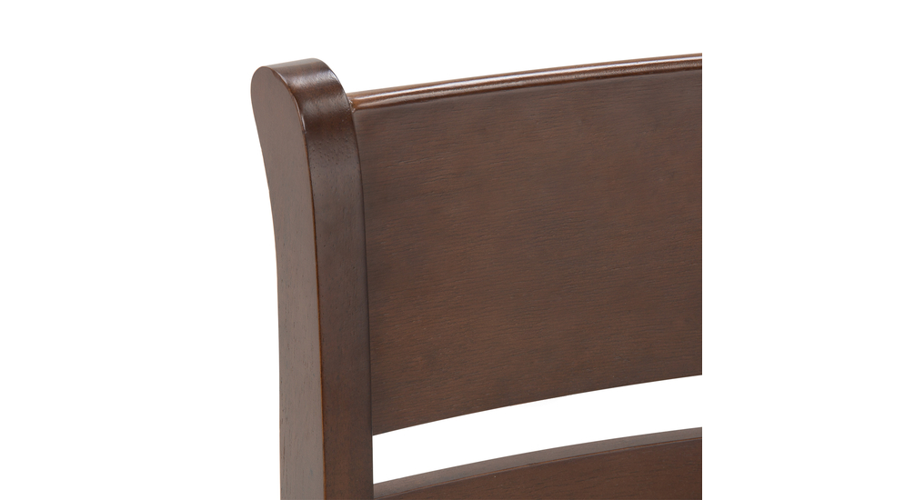 Krzesło tapicerowane z beżowym siedziskiem na drewnianych nogach, detal.