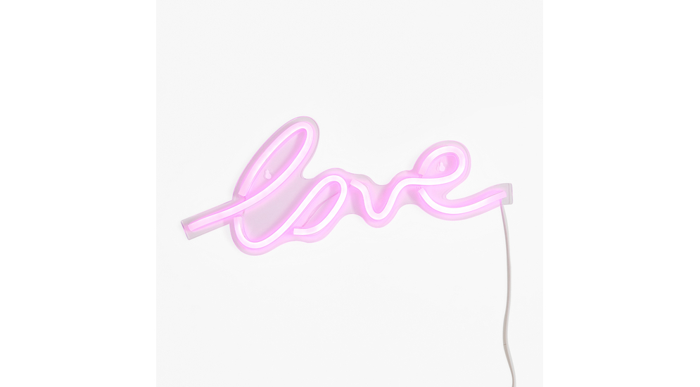 Dekoracja LED NEON LOVE rozjaśnia pokój różowo-fioletowym światłem.