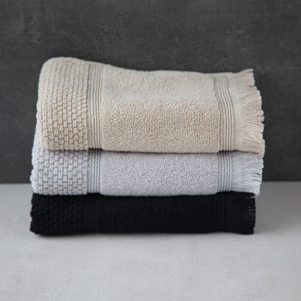 Różnokolorowe trzy ręczniki z frędzlami