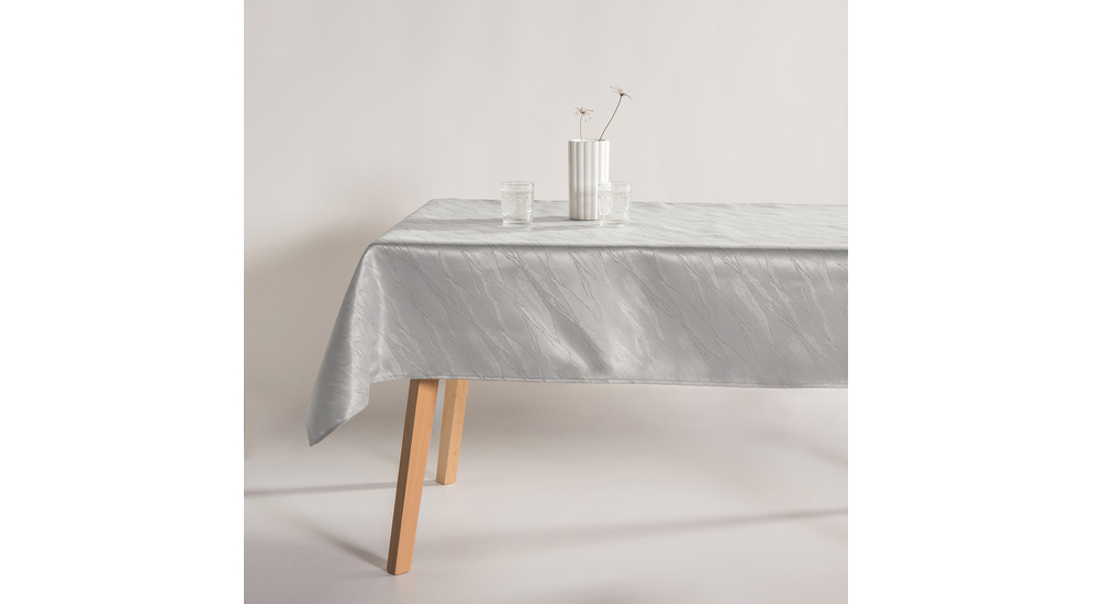 Błyszczący obrus na stole w kolorze biało-srebrnym