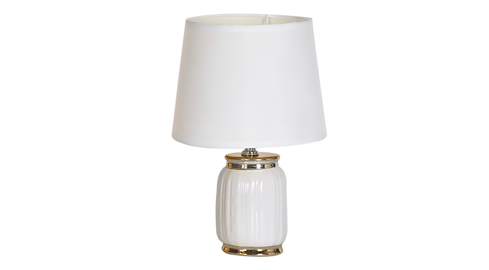 Ceramiczna lampa stołowa w biało-złotym kolorze z białym abażurem.