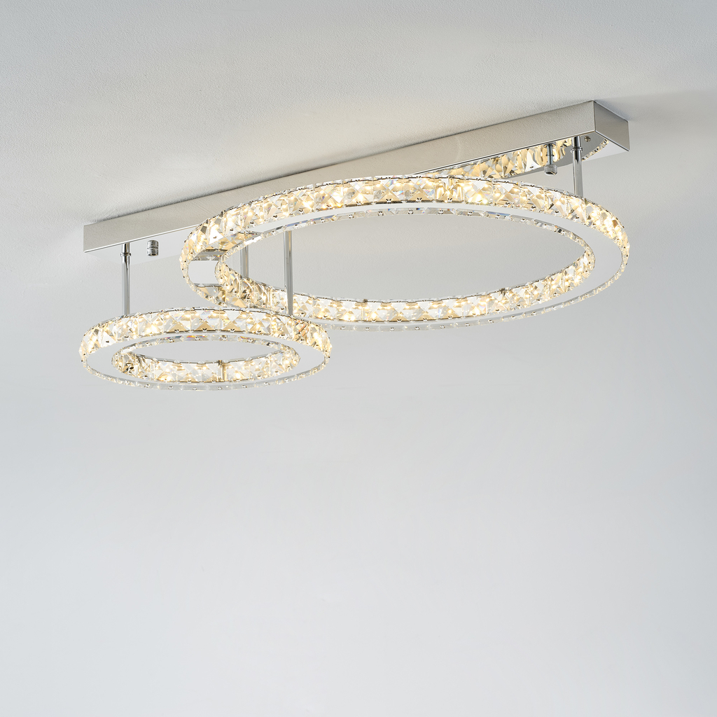 GIRONA bazuje na 2  okręgach z wbudowanym oświetleniem typu LED oraz stylizowanymi na kryształowe ozdobami w centrum misternie wykonanej konstrukcji.