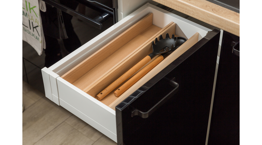 Kolor jasnego drewna sprawia, że wkład świetnie prezentuje się w szufladach o jasnych i ciemnych wnętrzach.