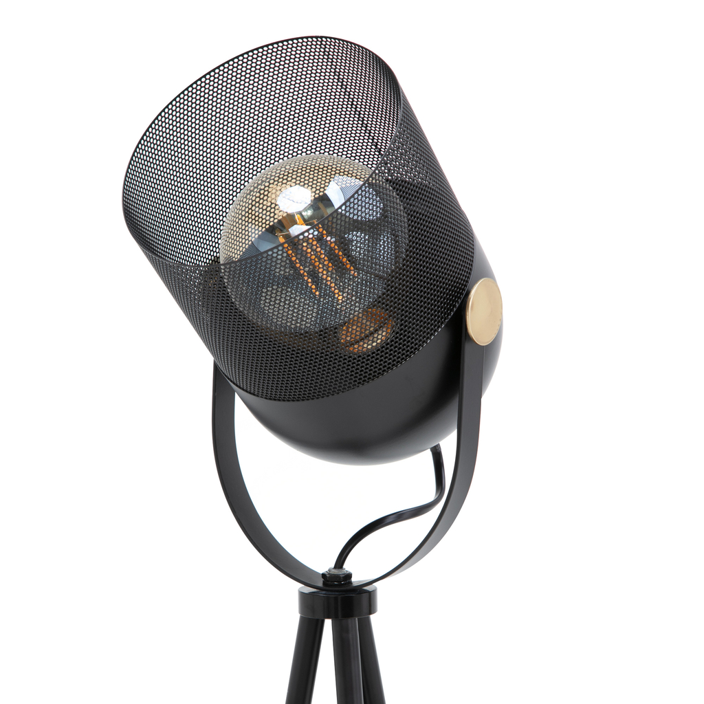Czarna lampa stojąca o industrialnej estetyce to idealne dopełnienie dla salonu utrzymanego w surowej, oszczędnej formie. Podstawę lampy stanowi metalowy trójnóg zwieńczony kloszem o cylindrycznym kształcie reflektora.