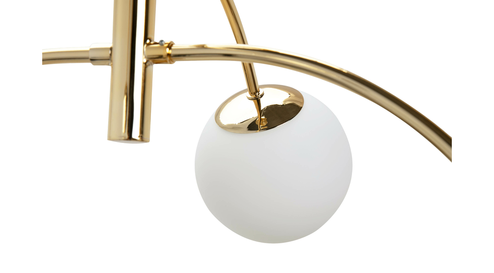 Lampa sufitowa VOLTA w złotym kolorze to oświetlenie, którym możesz udekorować do salon, jadalnię lub sypialnię. 4 mlecznobiałe klosze całkowicie osłaniają zamknięte w nich żarówki. Wykończenie lampy jest w złotym kolorze.