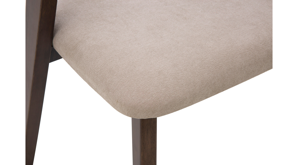 Krzesło IMPREVO z tapicerką typu plecionka i z drewnianymi nogami wykonanymi z drewna kauczukowego, zbliżenie.
