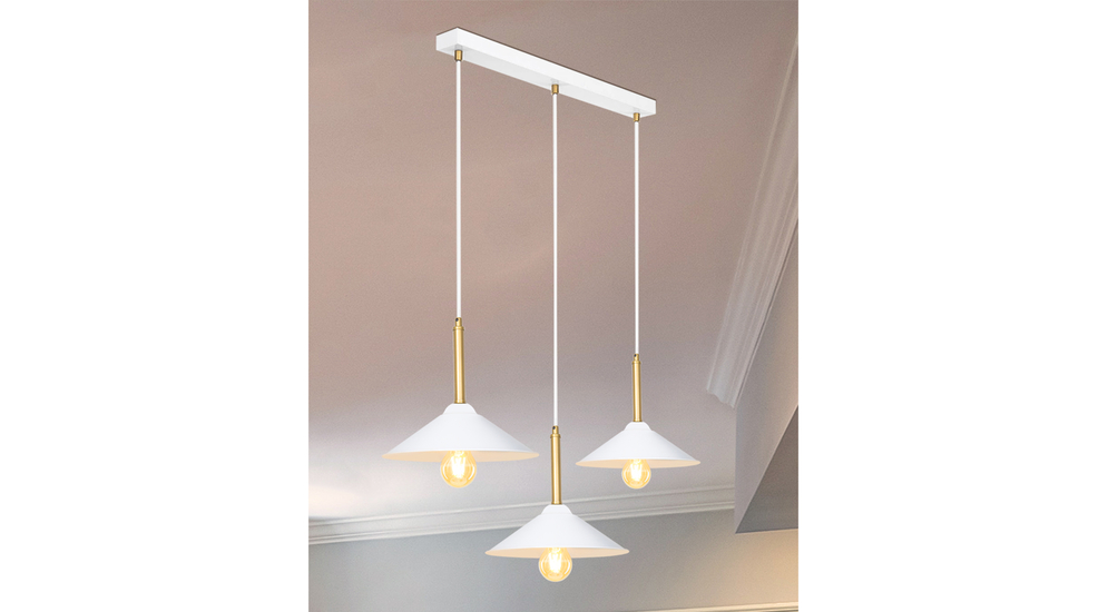 MANDARIN to lampa wisząca z 3 trapezowymi kloszami oraz dekoracyjnym elementem w złotym kolorze.