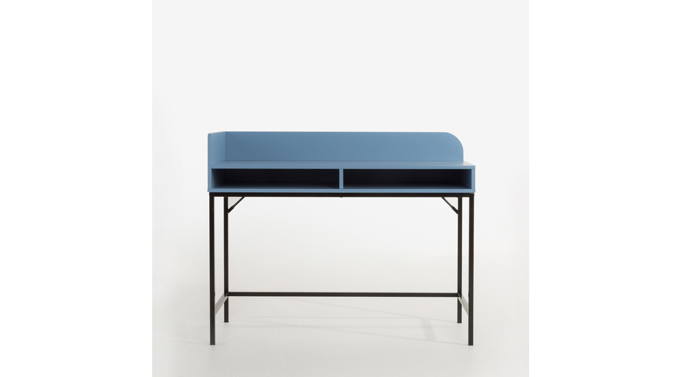 Niebieskie biurko z czarnymi metalowymi nogami i 2 półkami pod blatem.