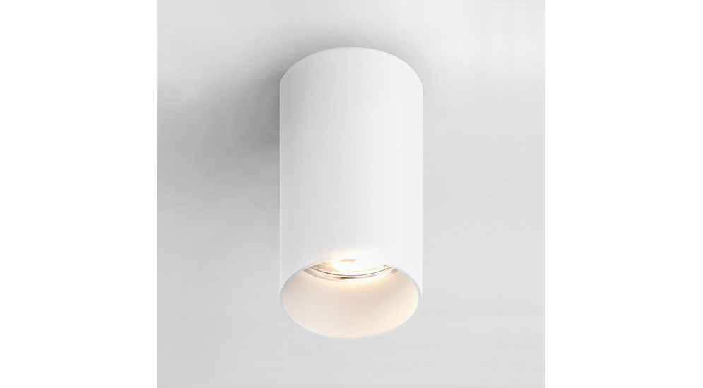 Reflektor TUBA to oświetlenie, mocowane do sufitu. Prosty, minimalistyczny design i biały kolor doskonale pasuje do nowoczesnego wnętrza