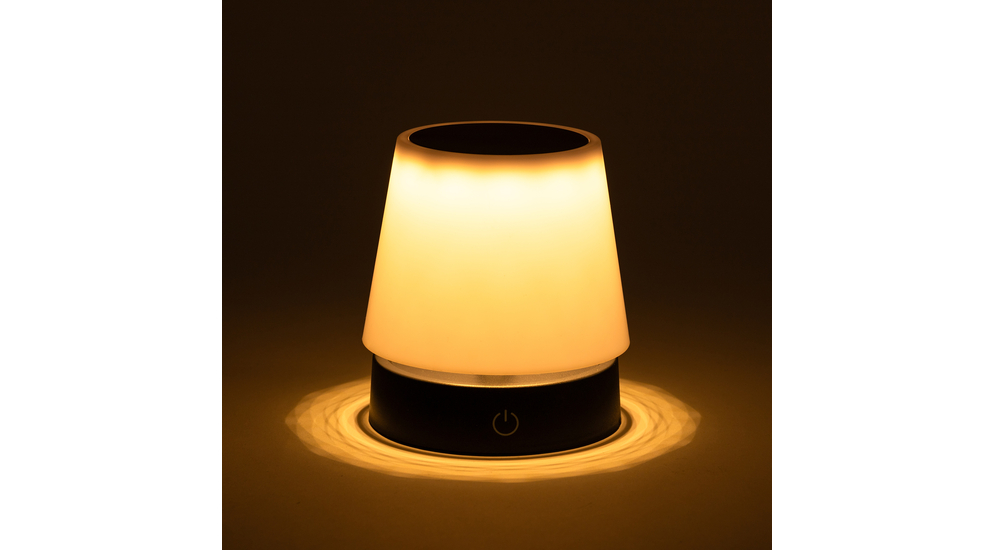 Lampa stołowa świeci światłem o ciepłej barwie.