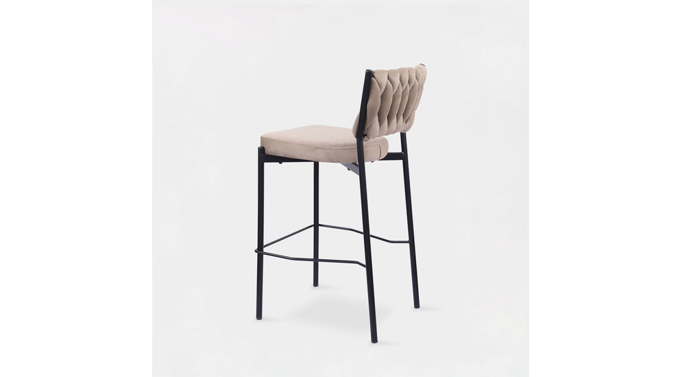 Krzesło barowe szarobeżowe z plecionym oparciem, na czarnych nogach.