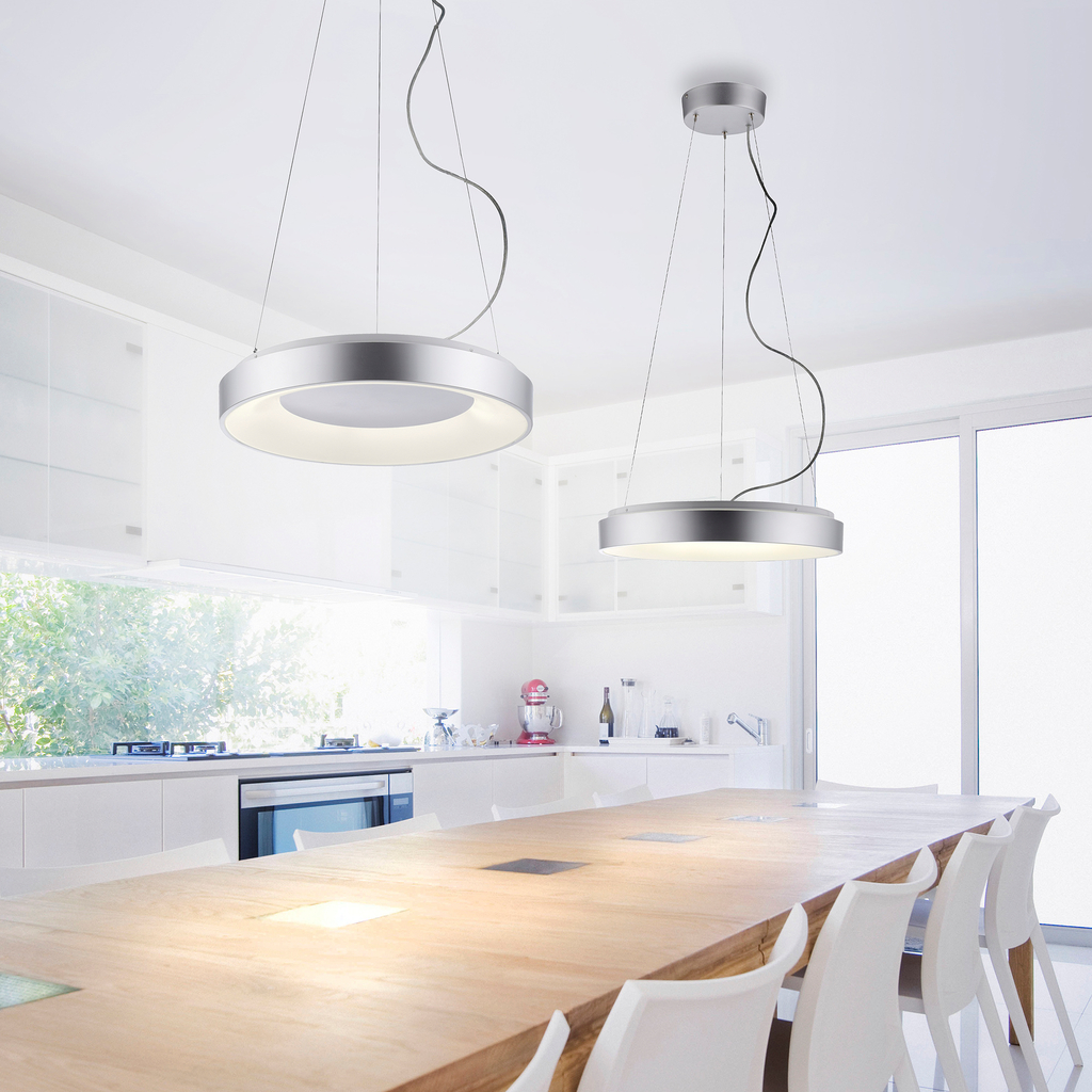 Srebrna oprawa i oświetlenie LED sprawią, że idealnie lampa odnajdzie się w nowoczesnym, minimalistycznym wnętrzu.